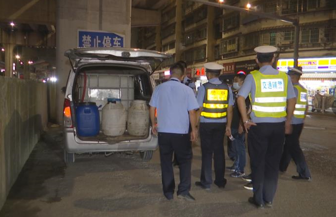 贵阳两男子用面包车运输化学品甲醇！司机无证驾驶还酒驾？