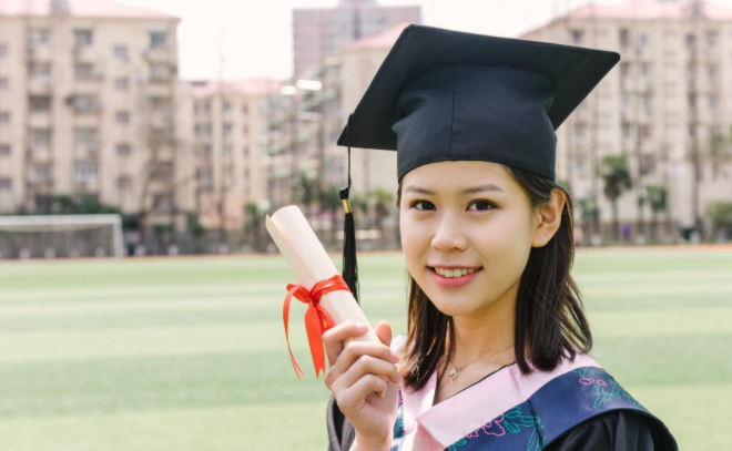 女大学生穿JK拍摄毕业照，被喷“有伤风化”，学生回怼有病就治