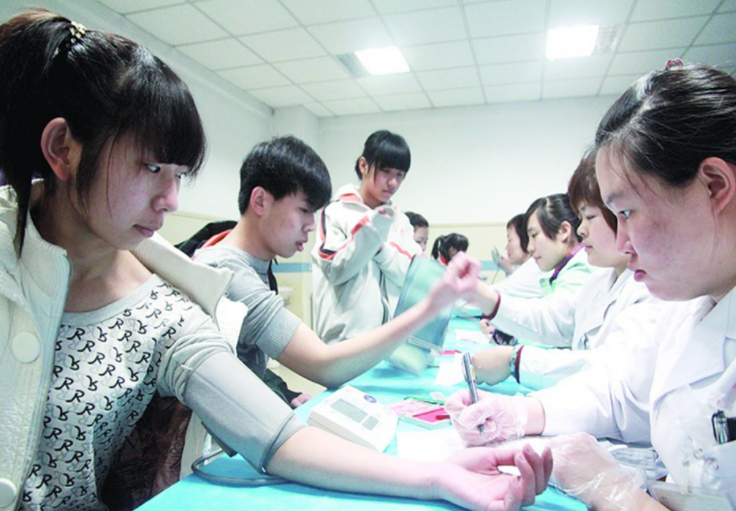 高考体检需要“全部脱光”？学生被吓成表情包，上演大型翻车现场