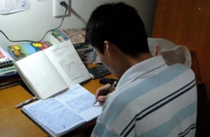 上大学后才了解，高中“走读”和“住校”区别很大，容易影响分数