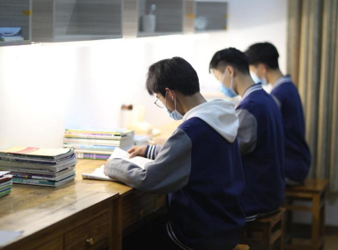 同样都是高中生，一个选住校、一个选走读，高考过后差距显著