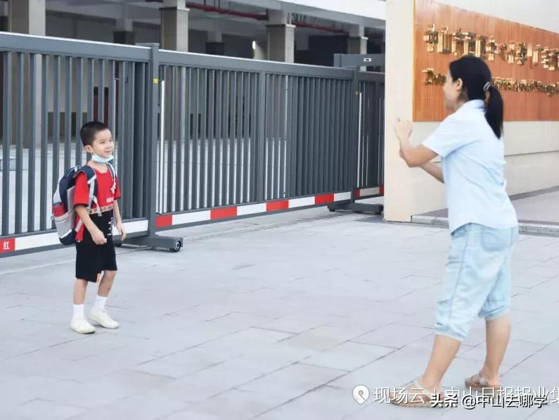 开学啦！现场多图预警：妈趴窗，爹爬墙，脸贴地！场面过于欢乐