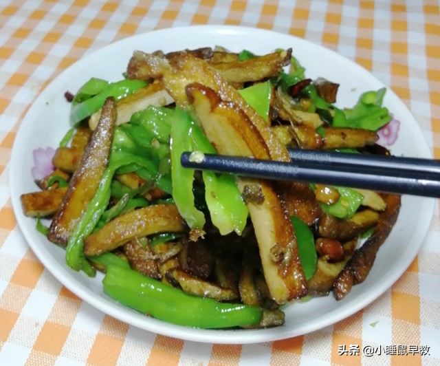 用青椒炒五香牛皮豆腐干(用青椒炒五香牛皮豆腐干的做法)