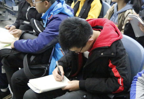 同样都是高中生，一个选住校、一个选走读，高考过后差距显著