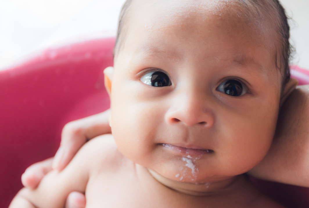 新生儿总吐奶是吃太饱？或是三个喂养环节出了错，附正确喂养流程