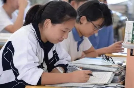 “民转公”时代到来，在职教师直接获得公办编制？教育部回应来了