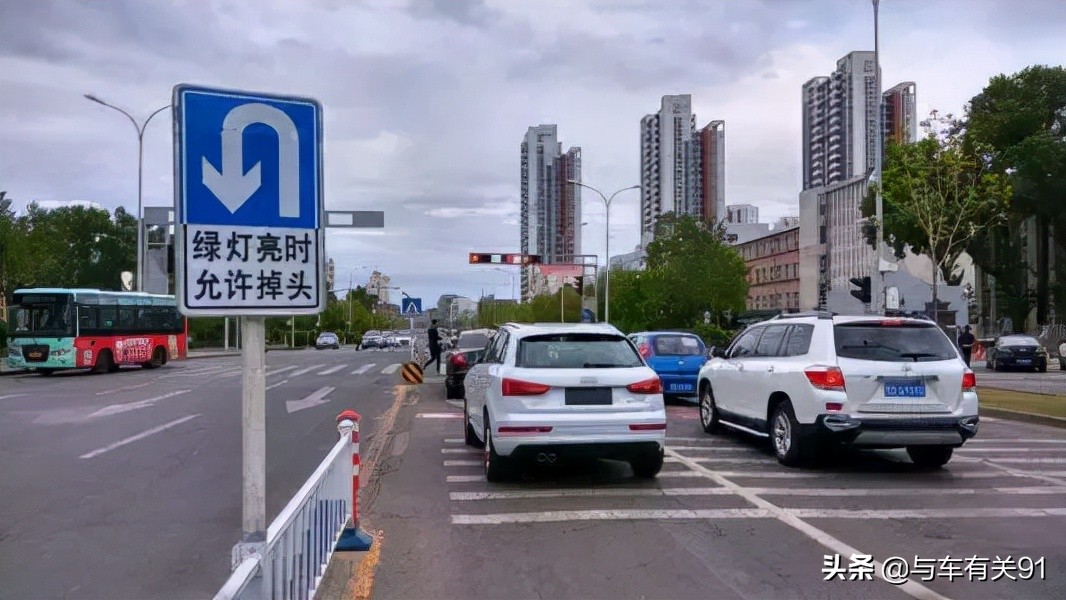 標(biāo)準(zhǔn)的左轉(zhuǎn)彎是怎樣的？多車(chē)道左轉(zhuǎn)應(yīng)該怎么走？很多新手做錯(cuò)了