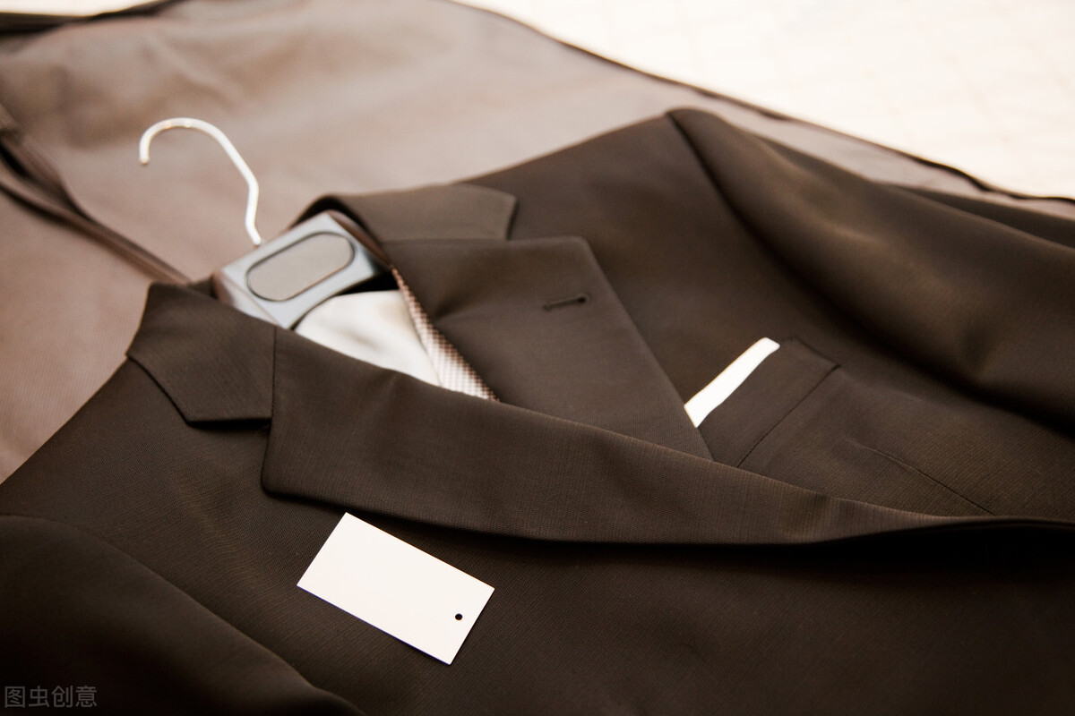 黑色衣服穿久了发红怎么办，衣服有块地方褪色可以修复吗？