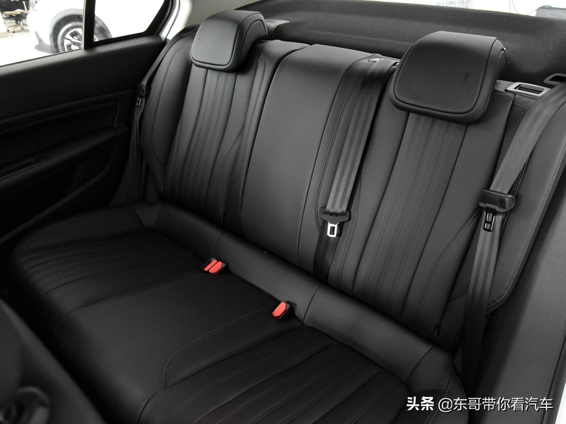最值得买的法系轿车，后排空间大也比较省油，实拍标致408