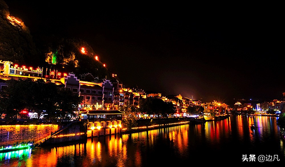 伴着夕阳下山,来到镇远古镇,来到了舞阳河畔,最喜欢的还是看夜景.