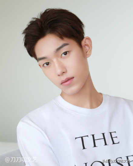 他不配？95后鲜肉获尔冬升、赵薇发出S卡后，却被曝“黑历史”