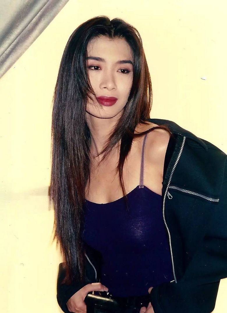 57岁“艳后”吴家丽：狠拒成龙又惨遭劈腿，情路坎坷为爱单身至今