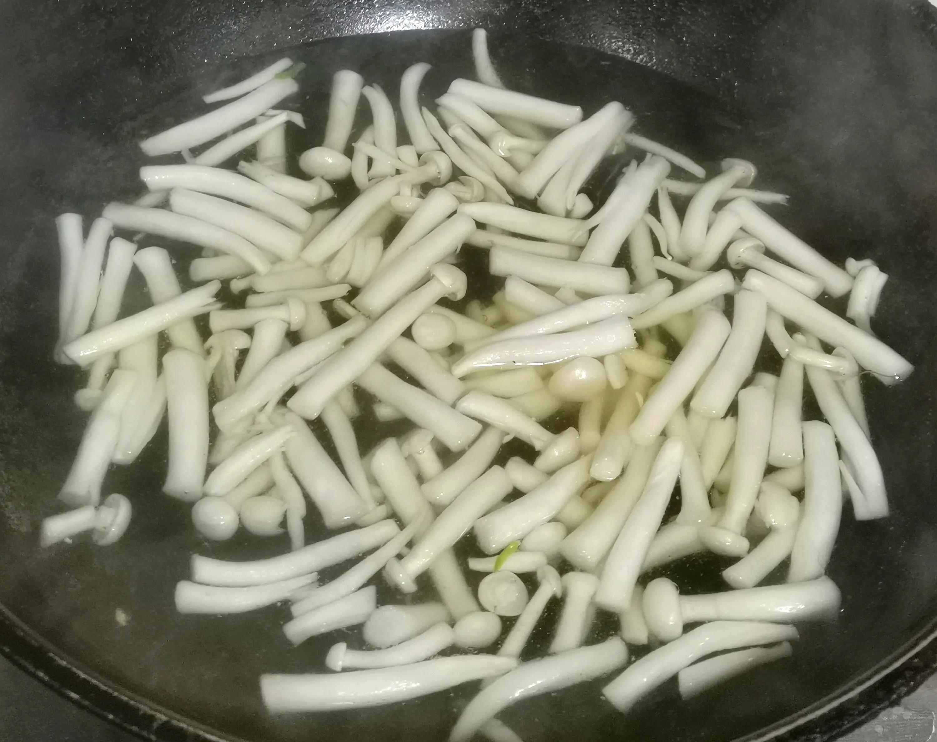 豆泡这样做，香气四溢，汤汁饱满，特别的下饭，十分钟就可出锅