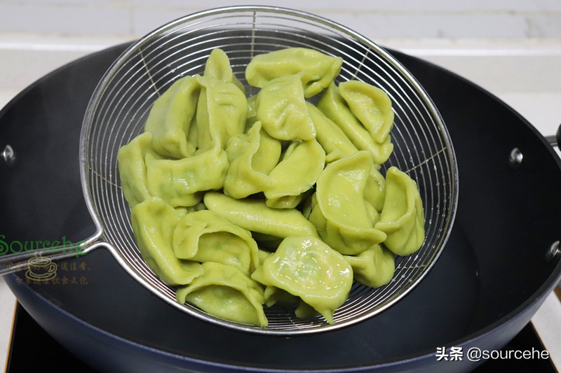 怎么做菠菜汁和面（教你做劲道香滑的菠菜饺子）