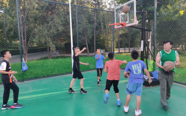 调查｜“双减”后孩子们有空去打篮球，却不得不和大人争球场