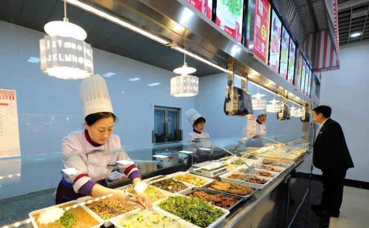 深圳大学食堂走红，整体风格阴森恐怖，学生直言吃饭像是在渡劫