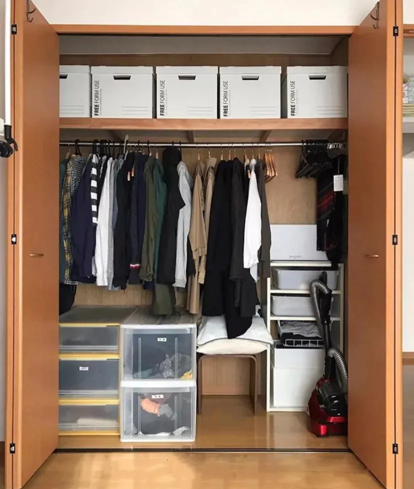 嵌入式壁橱的深度是90cm,多出来的30cm可以做成半步入式衣帽间,收纳