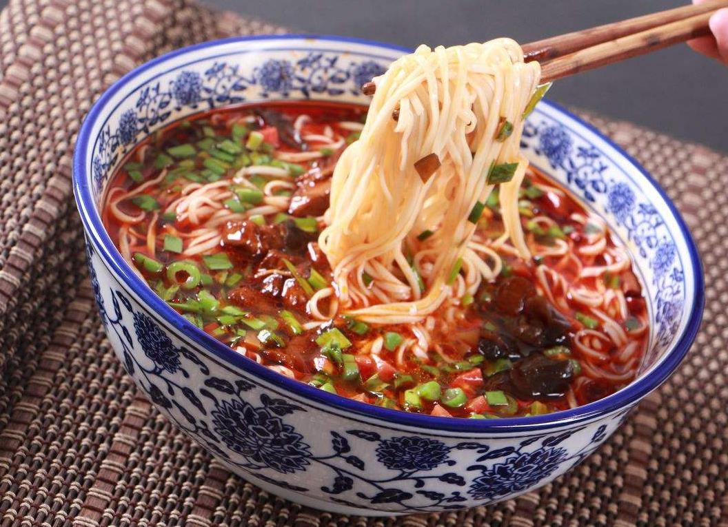 陕西臊子面制作方法：正宗臊子肉配方与面条搭配技巧