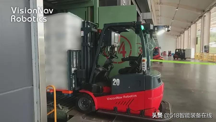 案例 | 国内首个厢式货车无人叉车装箱，未来机器人新突破