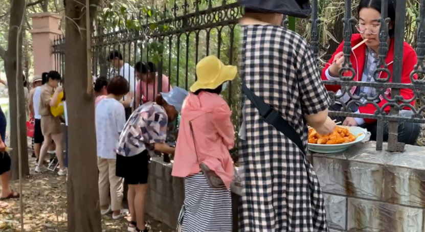 高中学校门口火爆生意（高中生在校门口）