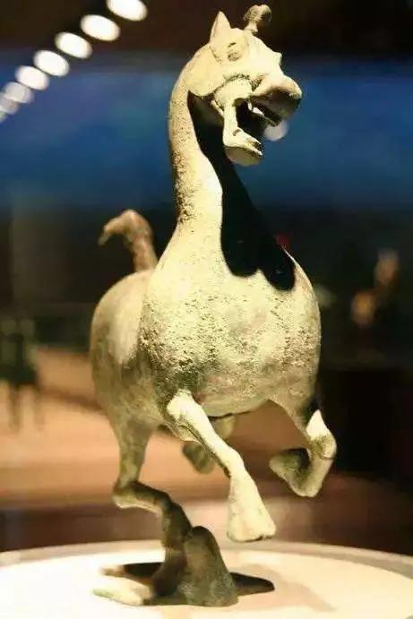 马踏飞燕的正面照，为什么很少人拍？看到正面照后忍不住哈哈大笑