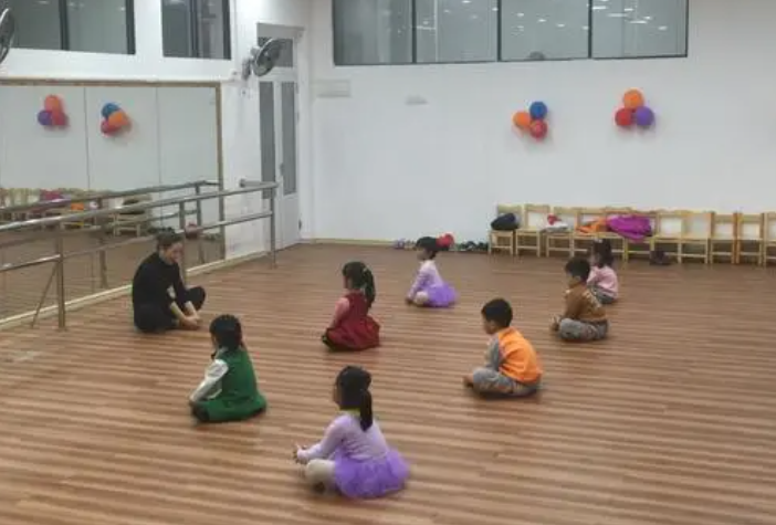 幼儿园一次性开15个“兴趣班”，可能只有一个实用，打基础更重要