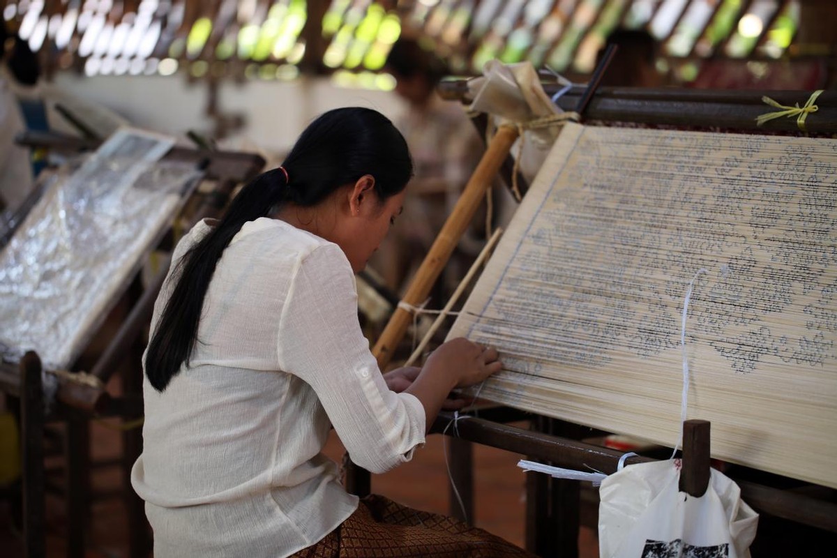 高棉古法丝绸，编织了历史与信仰
