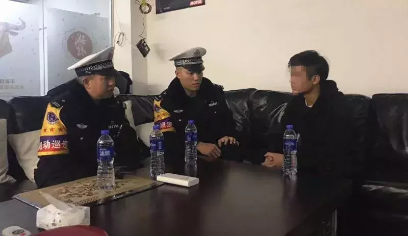 珠海10多辆本田思域跑去交警大队大玩漂移!一老板还赚一百多万