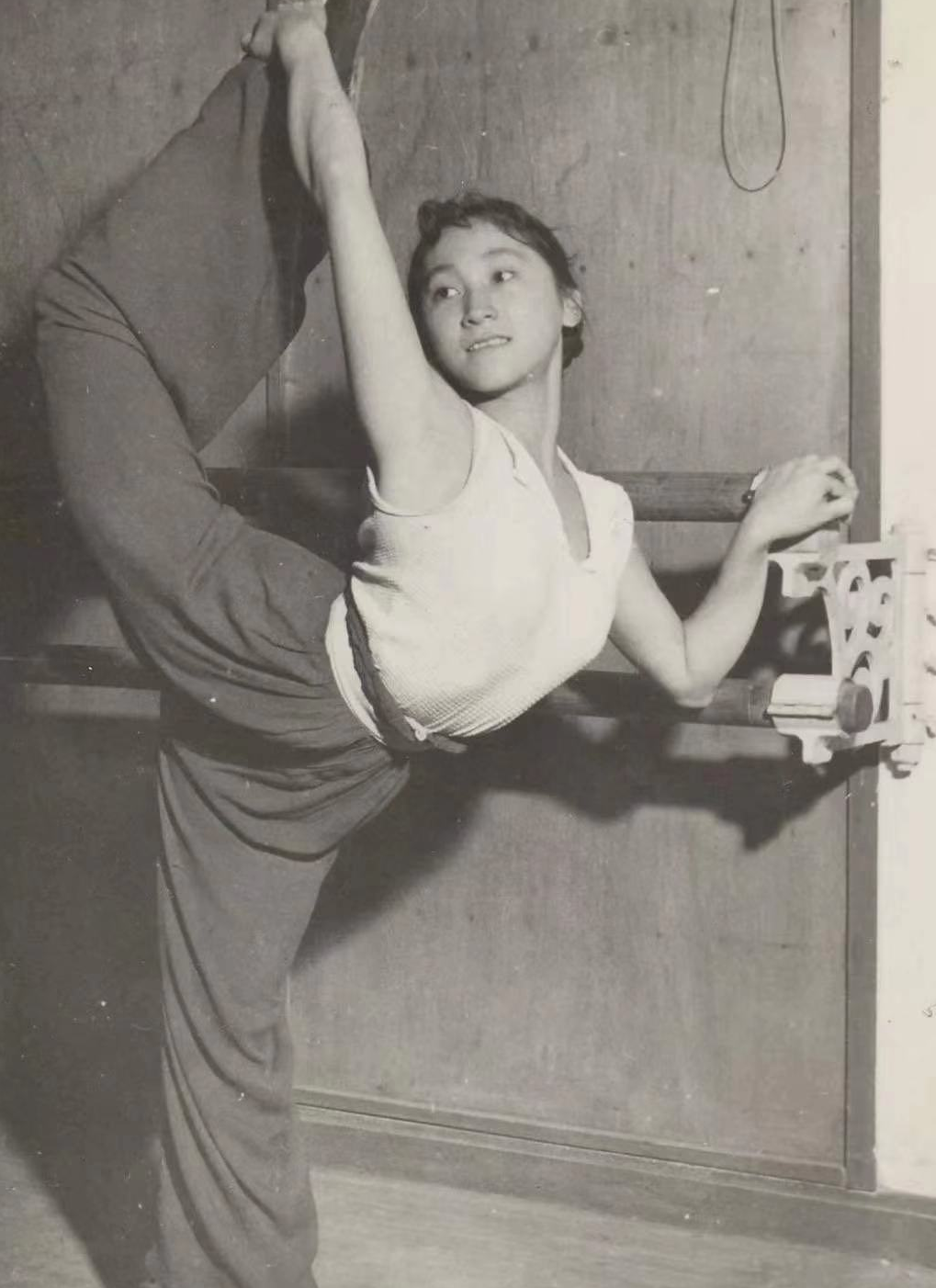 舞蹈家陈爱莲因胃癌去世，李玉刚发文悼念，曾80岁登湖南台跳舞