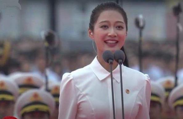 中传校花冯琳因领诵走红，不仅人长得漂亮，写的字体也备受欢迎