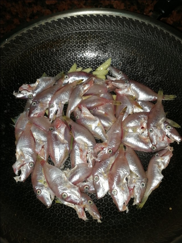 春季魚肉鮮嫩正當時,來試試潮汕人最愛的海魚之一,豆醬燜剝皮魚