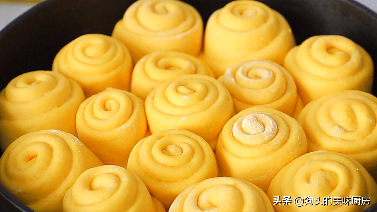 一块南瓜2个鸡蛋，不同烤箱不用蒸，教你做出金黄又蓬松的面包