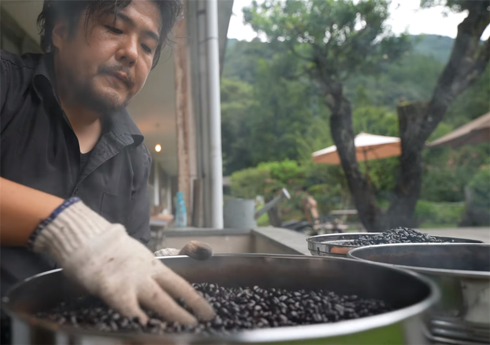 80后的他买下废弃学校，独居的日子一过就是7年，虽孤独却很自由