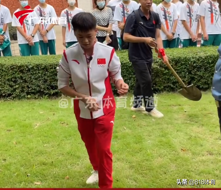 穷人的孩子早当家!全红婵重点高中种冠军树,培土浇水干活干净利落