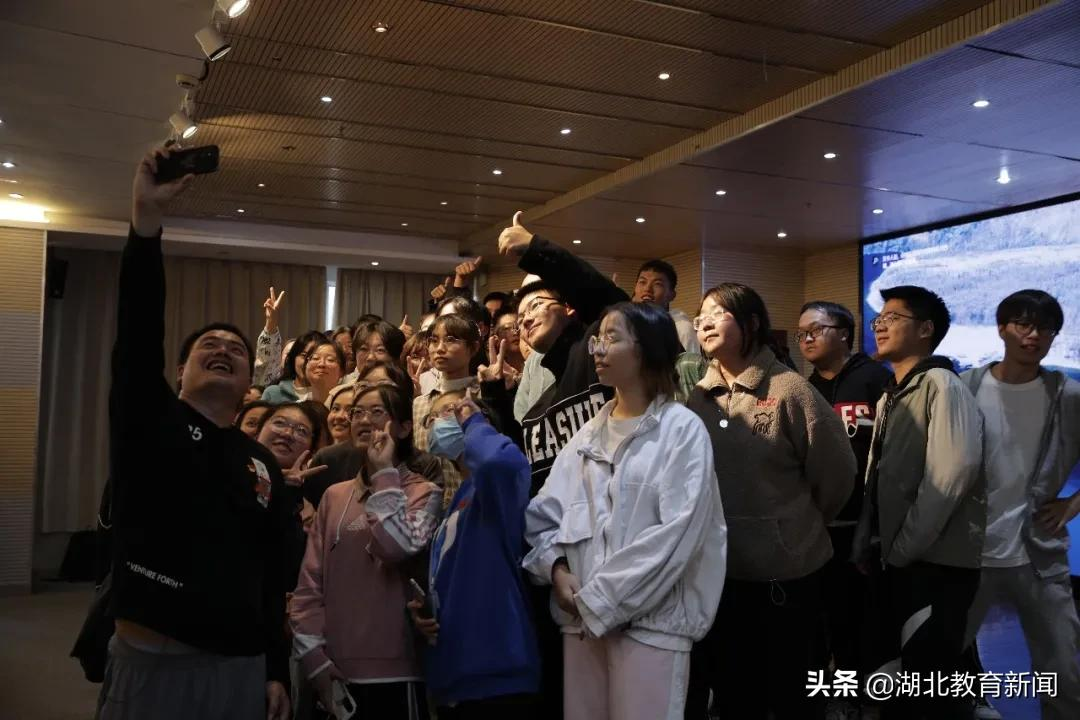 “生命摆渡人”汪勇竟向学生们展示自己的“朋友圈”？这堂大思政课太活了