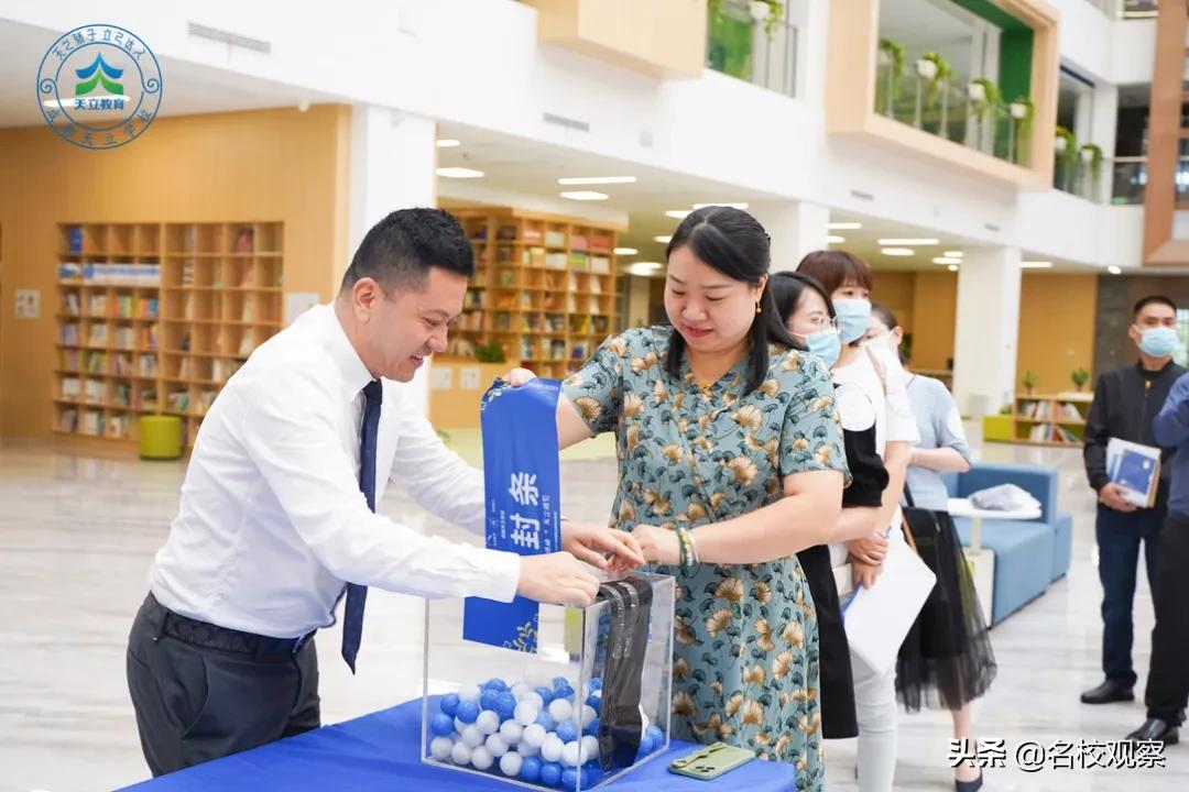 成都这所学校，不仅学生分班实行抽签，班主任教哪班也是现场抽签