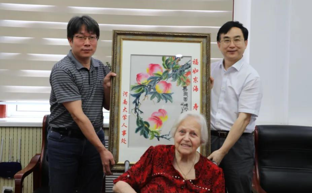 美国姑娘在华执教70年，周总理特批绿卡，家里五星红旗谁都不让碰
