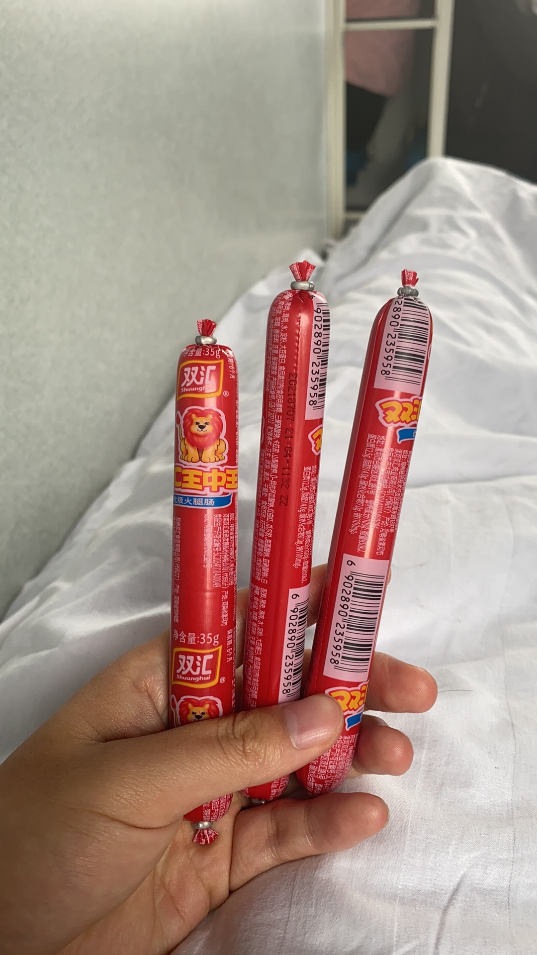 河南洪灾中，4趟列车旅客被困三天三夜：手机充电排长队，盒饭从15涨到25，脱困到家后第一件事是洗澡