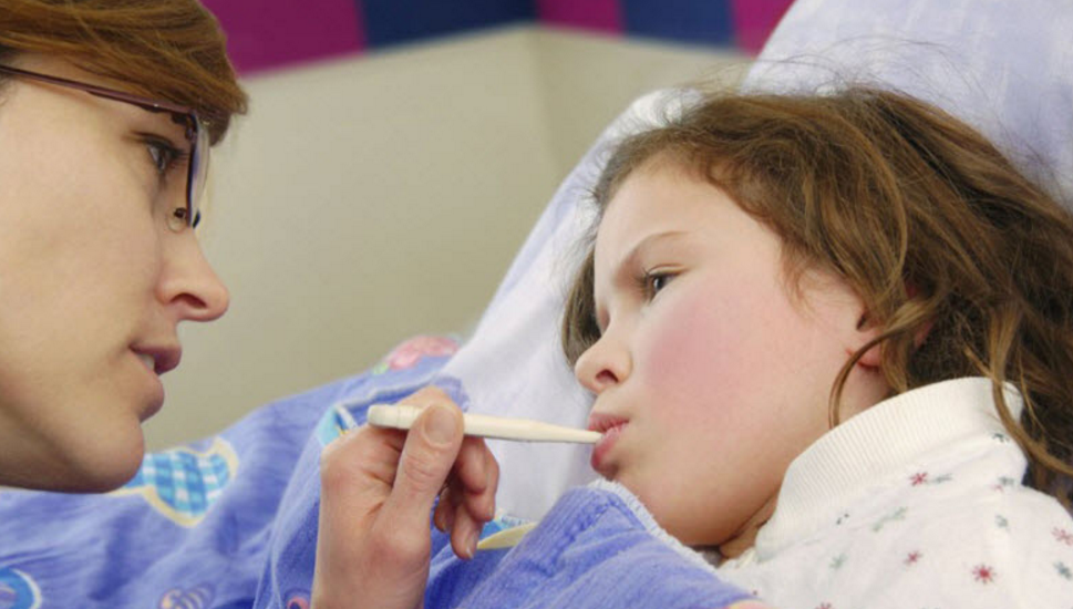 孩子发烧有件事比退烧更重要，2个降温方法见效快，别着急去医院