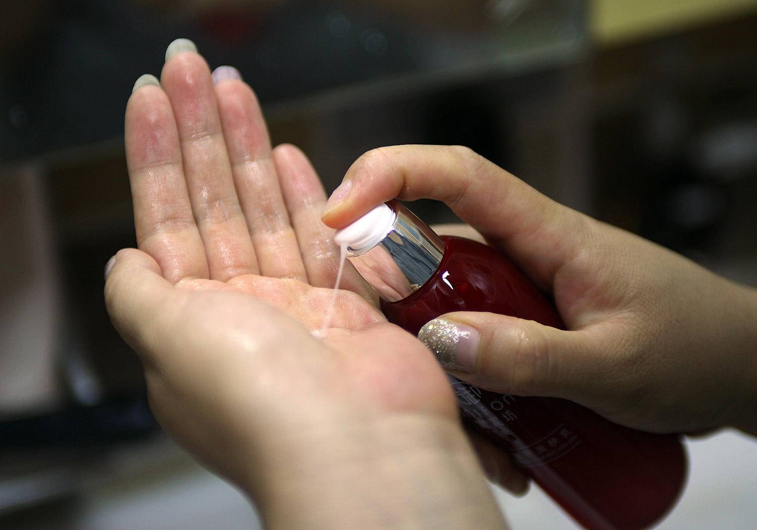 护肤美颜一盒全搞定，御泥坊小红瓶美白嫩肤四件套体验