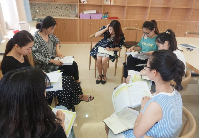 母亲去孩子幼儿园当保育员，以为能兼顾工作和家庭，没多久后悔了