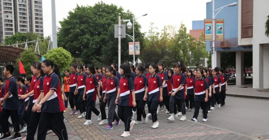 渝北中学一年四季的校服颜色搭配和款式设计都很统一.