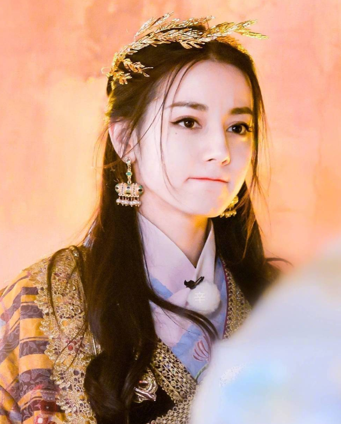 迪丽热巴毕业于哪所大学（迪丽热巴话剧舞台照曝光）