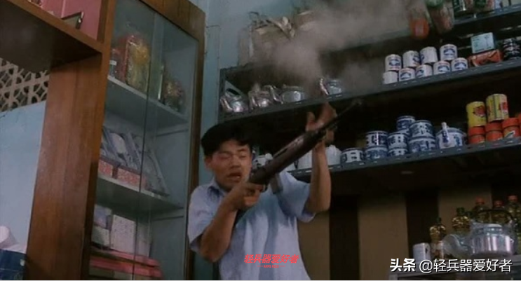 港片的枪战美学巅峰！看看当年的天王大战用了哪些轻武器