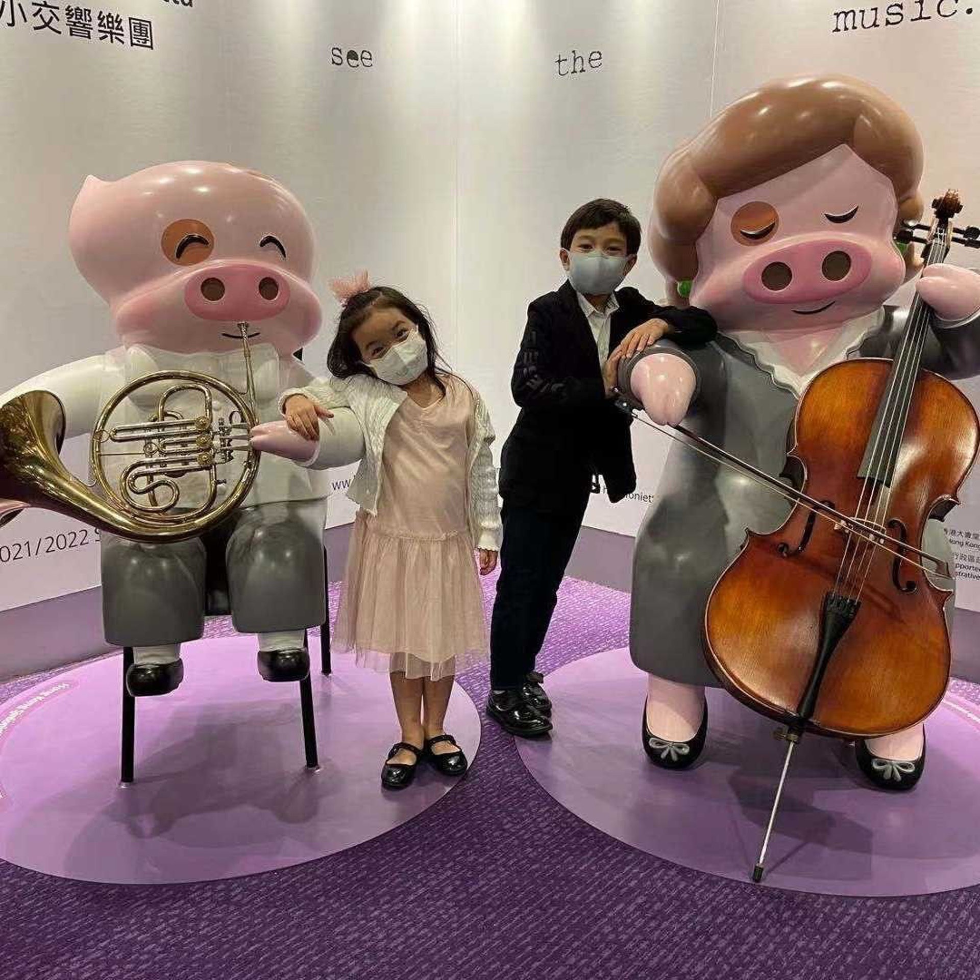 霍启刚抱四岁女儿买珠宝为晶晶庆生，两父女逛超市选购蛋糕白酒