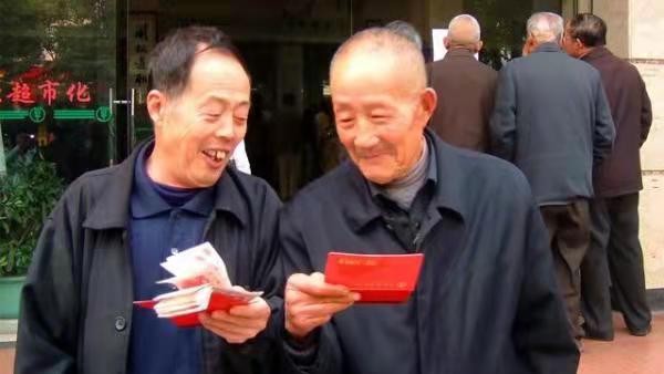 退休证还分“红、绿、蓝”，领养老金是有何不同？原来区别在这