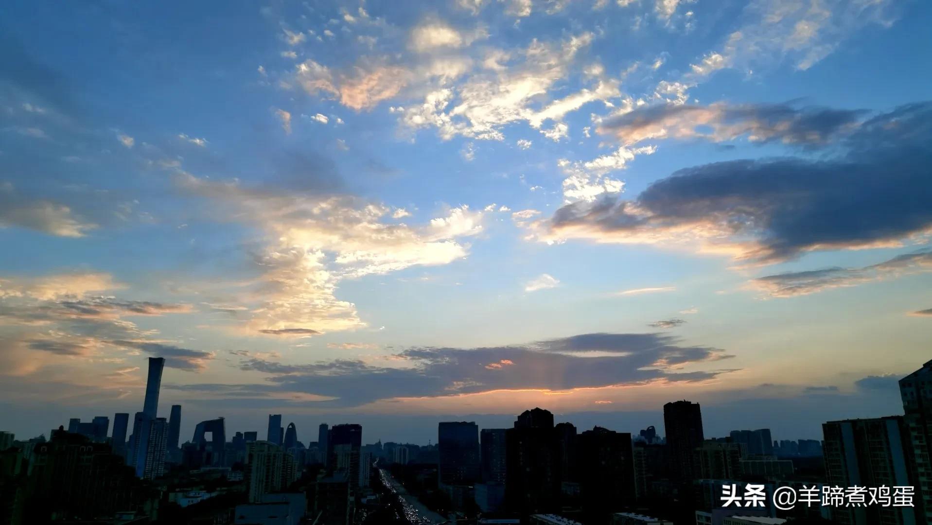 淫雨唤云行日隐耀霞红--雨后北京云空的美丽身影留下霞浓