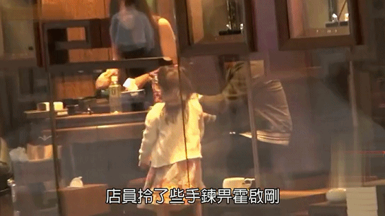 霍启刚抱四岁女儿买珠宝为晶晶庆生，两父女逛超市选购蛋糕白酒