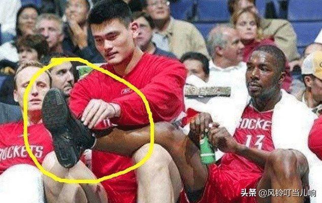 为什么看不到nba球员系鞋带(姚明刚进NBA，被一个黑人球员要求系鞋带，姚明成名后他怎样了)