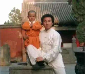 32岁释小龙，前女友是2婚3胎的何洁，分手后事业“翻身”无望？